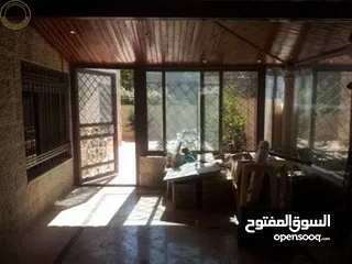  1 شقة أرضية مميزة للبيع في أم أذينة 200م مع حديقة وترسات وبركة سباحة 150م بسعر مغري
