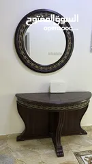  1 طاولة خشبية مع المرآه للبيع