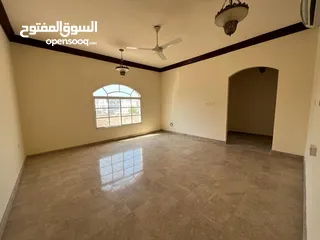  2 للبيع فيلا مميزة كورنر في بوشر قريب المدرسه الامريكيه 4 غرف نوم وصالتين وحوش واسع
