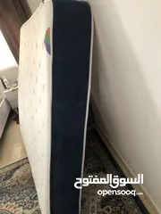  2 سرير مقاس 200/180  نظيف جدا  سبرنج