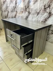  2 مكتب خشبي عملي وأنيق للبيع، مناسب للموظفين، الطلاب، أو الاستخدام المنزلي. يتميز بتصميم عصري