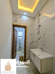  5 عماره ركنيه فاخره للبيع في أرقى أحياء صنعاء حده المدينه مكونه من بدروم و7 دور وطيرمانه شارعين فخمه .