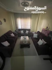  5 طقم كنب صالون مستعمل بحال الجديد لون بنفسجي  مقاعد 7 مع وجود طاولة وسط و طربزات خشب