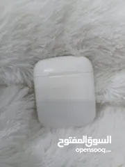  4 علبه الشحن الخاصه بسماعه AirPods الاصليه مستعمله بحاله جيدة تعمل 100% بدون السماعات