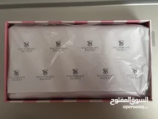  2 جزدان مصاري حجم مستطيل كوبي اول فيكتوريا سيكريت ، اذا بدكم معلومات اكتر تواصلو معي ، لكنو نفس الصور
