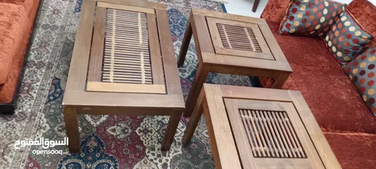  1 طاولات خشب عدد ثلاث