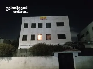  1 شقه طابق كامل مساحه 141متر ثاني مكونه من ثلاث  غرف نوم وحماميين وتوابعهم واجهتين حجر وماسس تدفيه