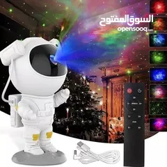  1 جهاز عرض ضوء ليلي رائد الفضاء مع سماء مليئة بالنجوم