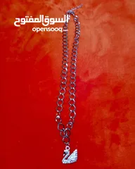  2 سلسال لون فضي شبيه شواروفسكي مع تعليقة مرصّعة شكل إوزة