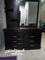  6 تسريحة مع مرآة حجم كبير تفصيل خشب لاتية18 مقشط زان قشرة بلوط بحالة ممتازة جدا / يوجد فيها أدراج مخفي