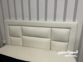  8 تخت مفرد ونص بوكس لون ابيض مع فرشة زنبرك استعمال اقل من سنة
