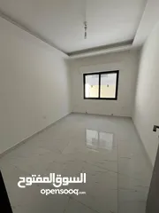  19 ثالث مع روف في ضاحية الياسمين منطة مخدومة و حيوية بتشطيب فخم