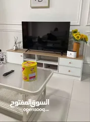  6 مزنزن خشبي فاخر بتصميم عصري وراقي يضيف لمسة فخامة وأناقة لأي غرفة معيشة  يجمع بين الجمال العملي .