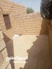  15 منزل في أم درمان الحاره 67 الأم مساحته 130 متر يفتح في ميدان فيهو سور خارجي متصل بالبيت 3 غرف وصالون