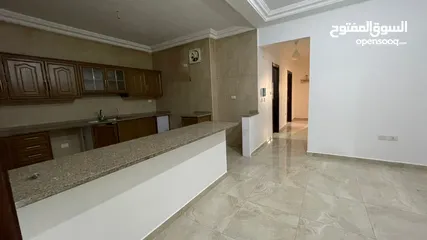  3 شقه ديلوكس 130mطابق أول من المالك مباشره قريبه من محطة الباص السريع