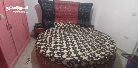  1 تخت دائري مع كومودينات وفرشه