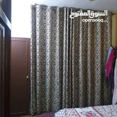  2 للبيع مستعجل برادي 3 قطع ازرق مخمل ومعرق لشباك مقاسها بالاعلان برداية معرقة 3قطعة بيصير لشباكين ثقال