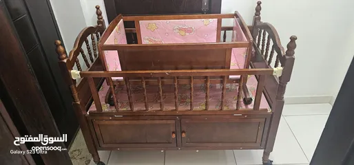  1 تخت اطفال مزدوج 2ب 1 وهدية فرشة لكل تخت +لحاف للتخت الكبير  تخت صغير هزاز وكبير قابل للفتح من الجانب