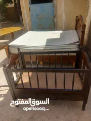  1 تخت بيبي وتخت مجوز وطاولة سفره