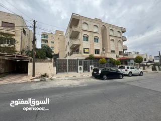  25 شقه طابق اول 190 متر خلف سوق السلطان