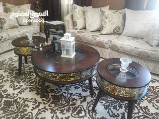  4 طقم كنب عدد 4 مع 5 طاولات خشب أنيق – بحالة ممتازة