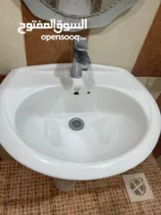  1 Wash basin with mirror