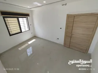  3 شقه جديده من مالك لعرسان الجبيهه حي جديد وراقي مع ترس ومدخل مستقل مشمسه بالكامل