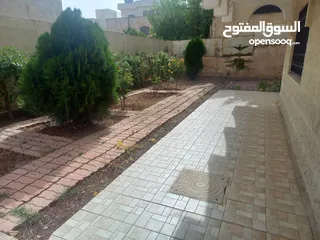  4 شقه فارغه للإيجار عبدون 125 ط شبه أرضي مدخلين حديقه دائرية كراج