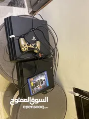  1 جهازين بلايستيشن في حاله ممتازه Pro 1 TB  Fat 1TB معهم يد واحده اصليه باللون الذهبي و سيدي uncharted