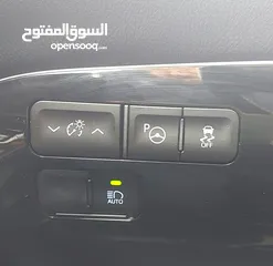  17 تويوتا بريوس 2022 XLE فحص كامل فل ما عدا الفتحة صنف بيرسونا TOYOTA PRIUS 2022 XLE FULLY LODED