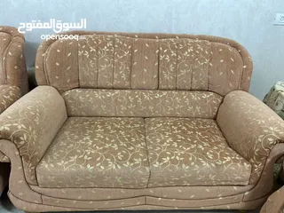  2 طقم كنب كامل للبيع بحالة ممتازة