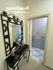  16 شقه  ارضيه مفروشه مكونه من غرفتين نوم وحمامين وصاله وصالون ومطبخ مجهز بالكامل  برنده  مواقف خاصه
