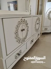  2 طقم كنب 7 مقاعد ، نيو كلاسيك مع طقم طاولات ، وغرفة سفرة فرنسي مع فضية وملحق ومراي ، بحالة ممتازة جدا