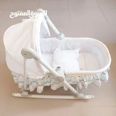  3 سرير صغير للاطفال الرضّع ووضعية هزاز