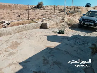 22 لقطة ؛ أرض زراعية مع غرفة على حدود الطفيلة والكرك ، تصلح للاستثمار كمزرعة سياحية أو منتجع سياحي
