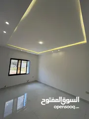  3 طابق او او ثاني خلف جامعة البتراء البنيات تشطيب حديث