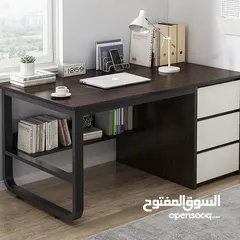  3 مكتب فاخر بتصميم عصري أنيق سطح خشبي متين بلون داكن فاخر يعطي لمسة فخامة .