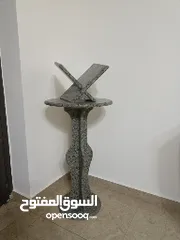  1 طاولة غرانيت مع قاعدة مصحف