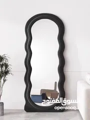  2 مرايا ترند عالمياً... تصميم موجي ومنحوت فخم يخلي أي زاوية تصير قطعة فن جاهزة للتصوير  انعكاس نقي