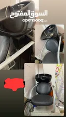  2 كراسي صالون حاله جيدة جدا  كرسي مكياج متسعمل شي بسيط  وكرسي مغسله يصلح لصالون رجالي وستاتي  واتس شغا
