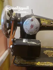 2 ماكينة خياطة ماركة سنجر الاصليه (الفراشه) مستعملة بحالة جيدة مع طاولة خشب صغيرة