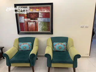  1 صالون قعدة كامل لون اخضر كامل من جميع الاتجاهات يحتوي على كنب ومفردات وطاولات وبرداي وسجادتين وطاولة