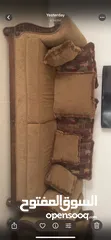  3 طقم كنب ضيوف مع طاولات وسط