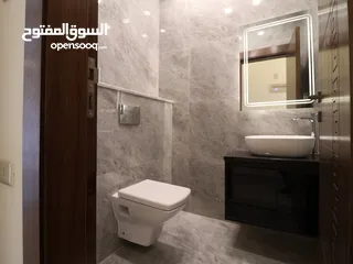  6 شقة دوبلكس طابق أخير مع روف مساحة (215)م الداخلي (100)م الخارجي في أرقى مناطق (أم حجير) شفا بدران