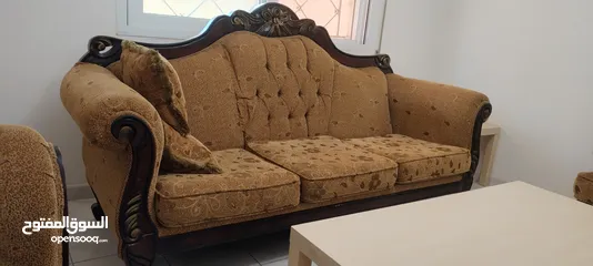  5 طقم كنب نوع خشب ثقيل مع طاولات  للبيع بسعر ممتاز  للبيع بداعي السفر
