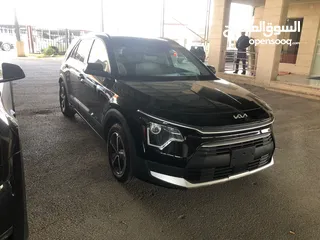  3 كيا نيرو موديل 2023 لون اسود هايبرد