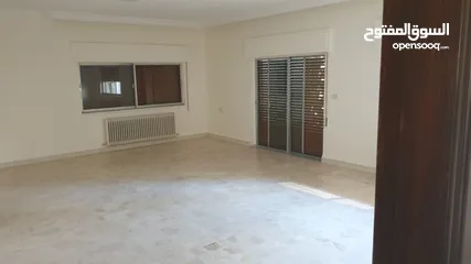  4 شقه تجاريه للبيع او الإيجار بسعر مغري