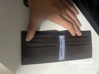  2 محفظه tommy hilfgher الاصليه . فخامه و رايقه و بتلبق لجميع الشباب . بلونها البني ال casual الراقي