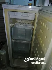  5 فريزرات عامود وفريزرات بطح وثلاجات عدة أحجام وافران وغسالات
