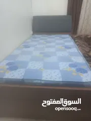  2 تخت رجالي مفرد مع تخت اطفال